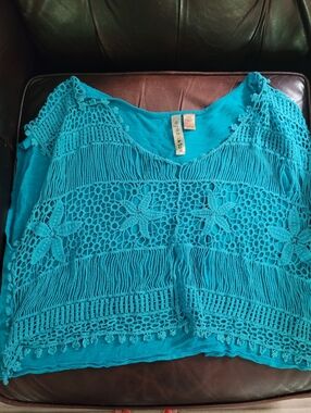 Women's Eyeshadow Teal Crochet Top with Floral detail Sz S
